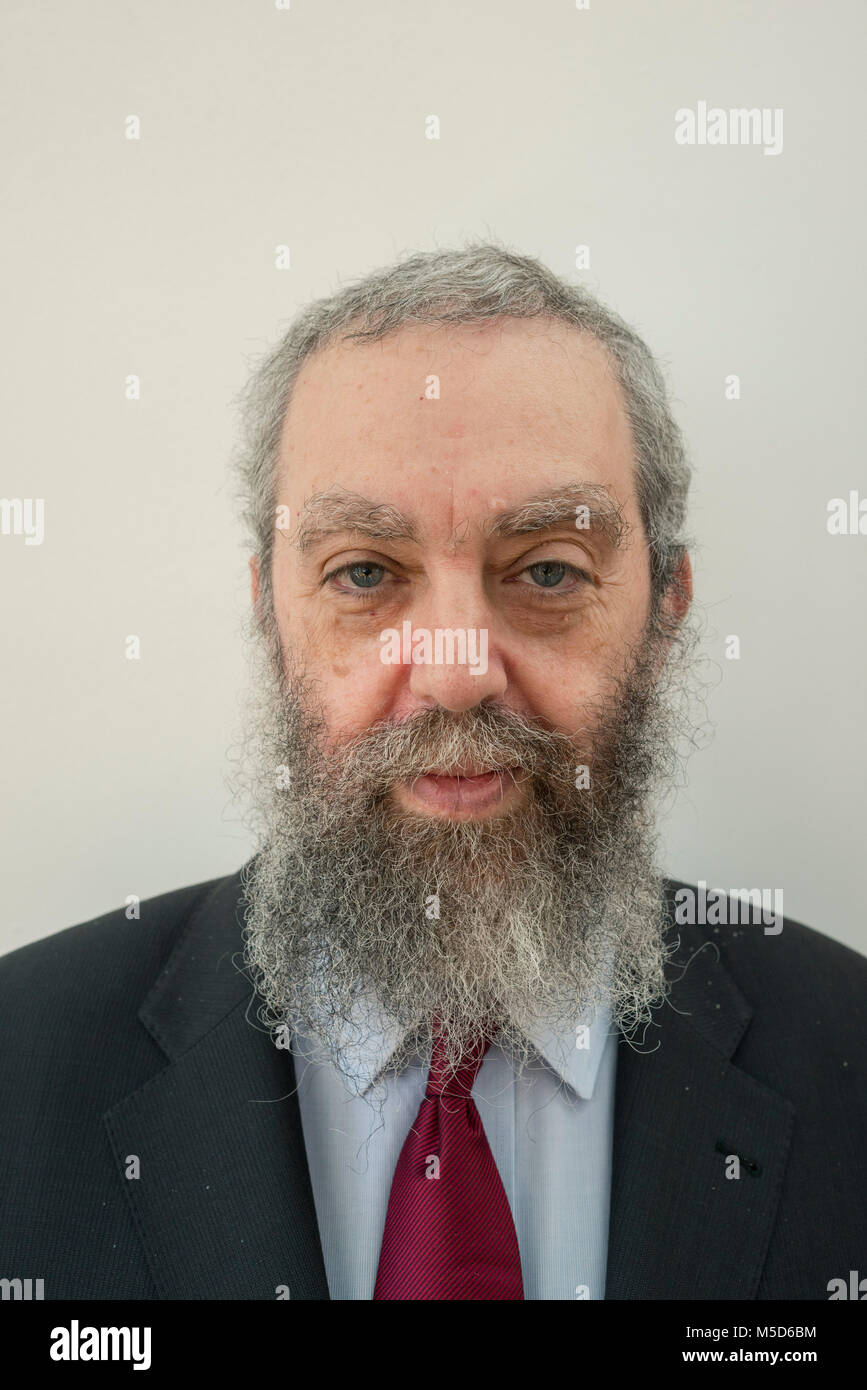 Ein Rabbi steht in einer Synagoge für ein Portrait Stockfoto