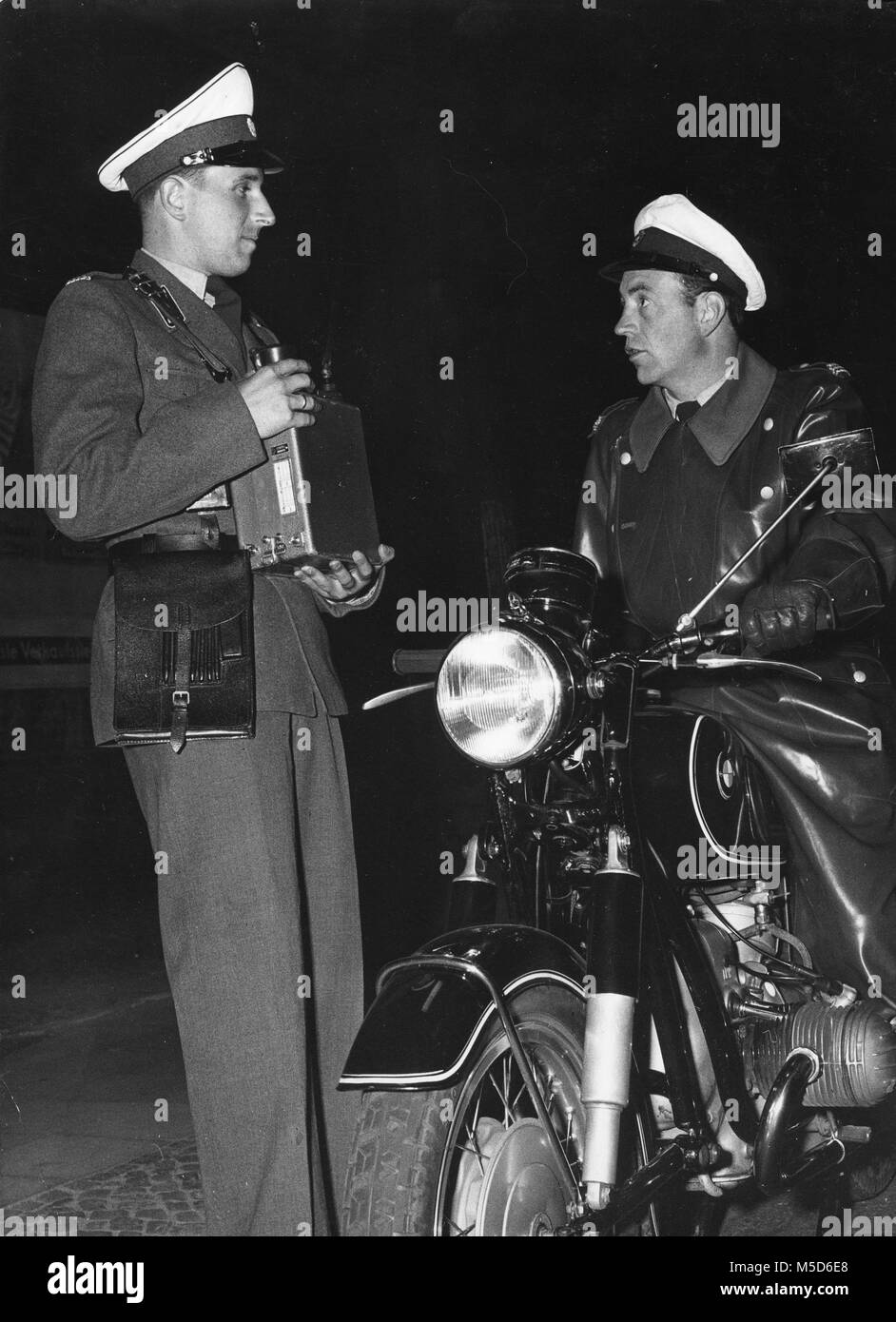 Polizisten auf dem Motorrad im Gespräch mit einem Kollegen, 1960er Jahre, Berlin, Deutschland Stockfoto