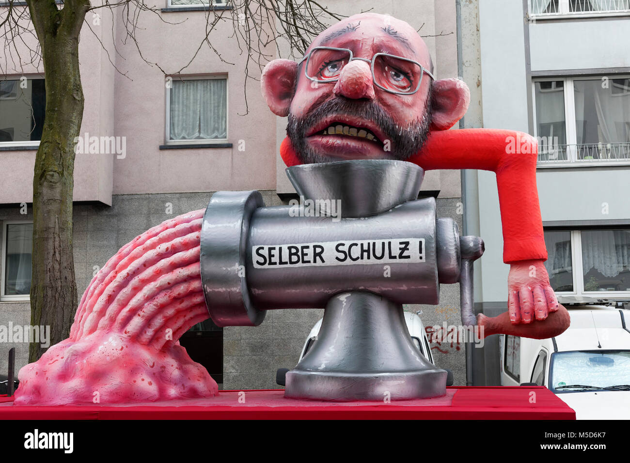 Der ehemalige SPD-Fraktionschef Martin Schulz dreht sich selbst durch den Fleischwolf, politische Karikatur, motto Caravan während des Karnevals Stockfoto