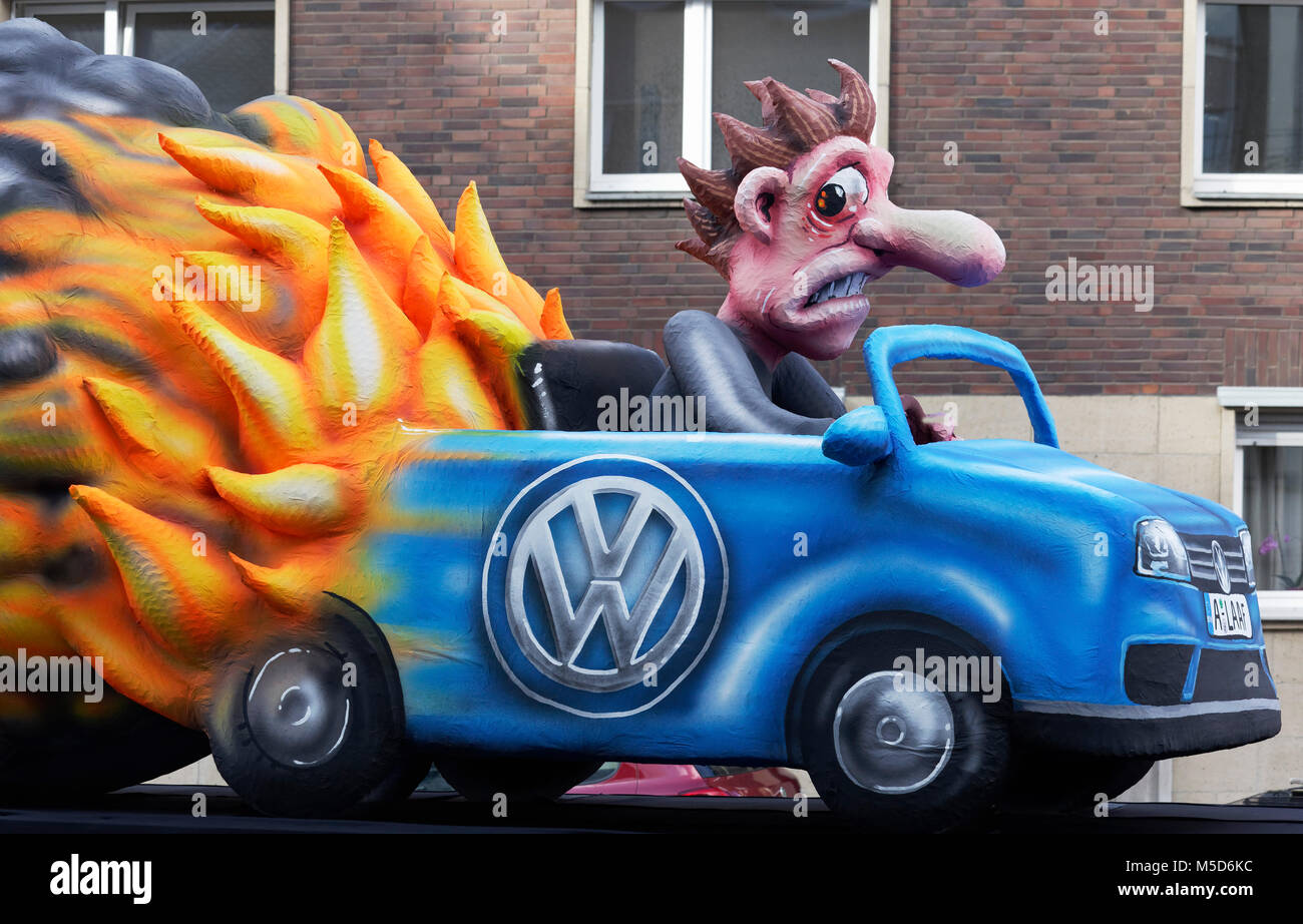 Brennende VW Auto mit Affen im Abgas Cloud, Abgas- Skandal, Tierversuche mit Abgasen, motto Caravan während Stockfoto