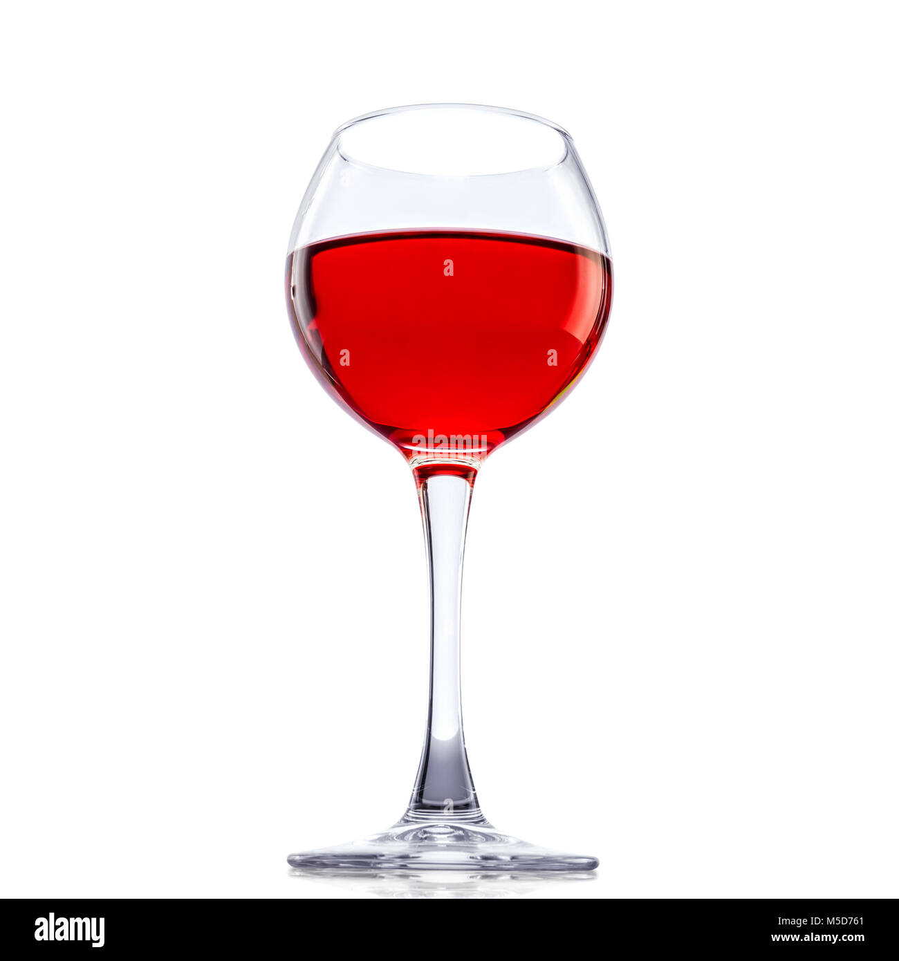 Ein Glas Rotwein isoliert auf weißem Hintergrund Stockfoto