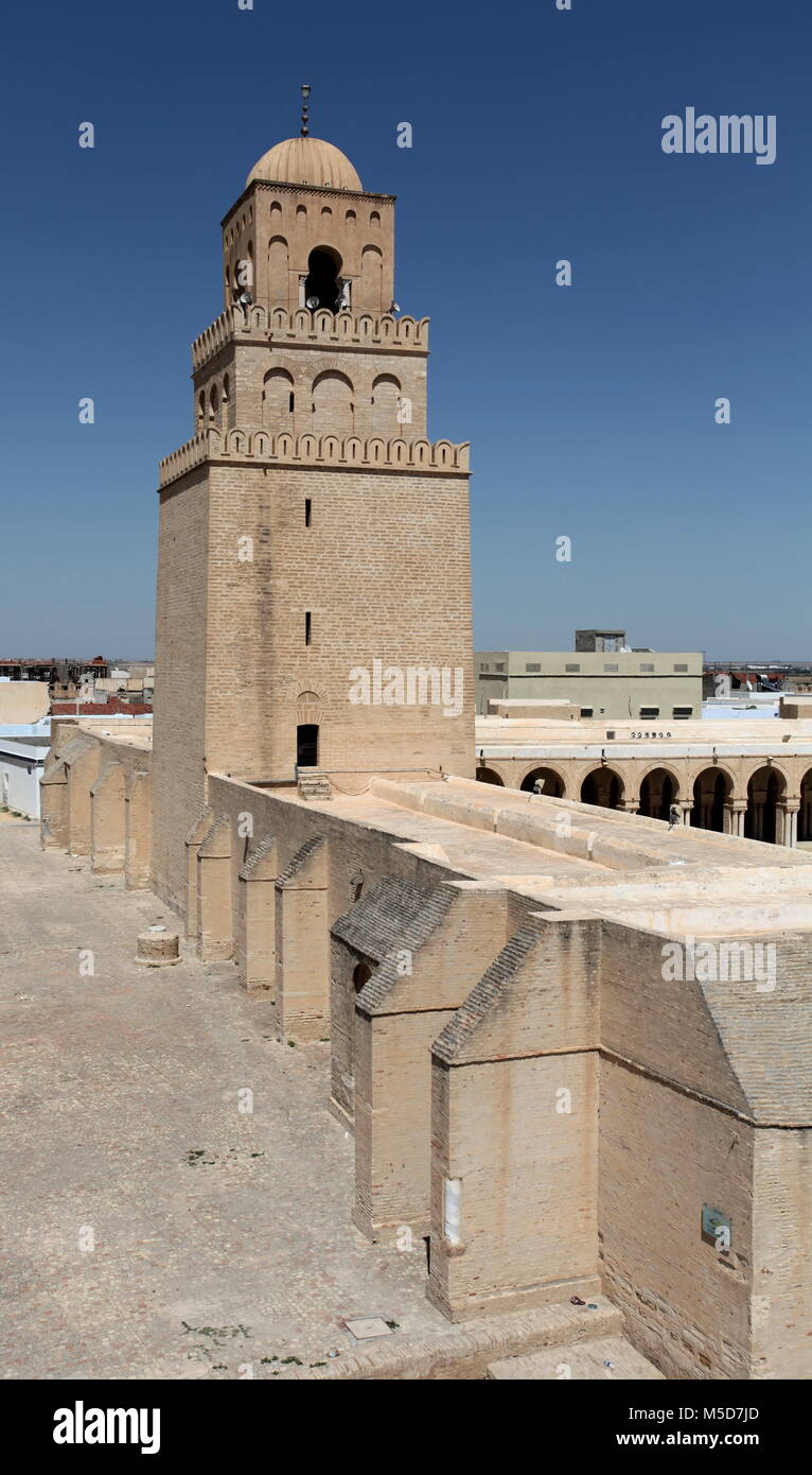 Minarett arabische Moschee auf einem Hintergrund blauer Himmel in Tunesien Stockfoto