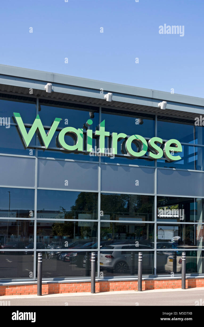 Waitrose Logo auf der Vorderseite der Supermarkt in Market Harborough, Leicestershire, England, Großbritannien Stockfoto