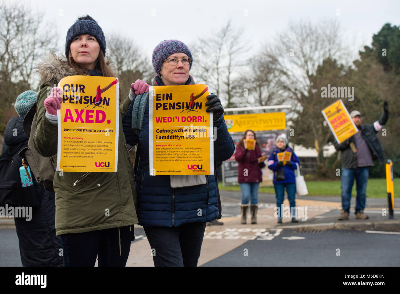 Aberystwyth Wales UK, Donnerstag, den 22. Februar 2018 UCU Streik: Mitglieder der UCU (Universität und Hochschule Union) auf einem Streikposten außerhalb des Campus Aberystwyth University am ersten Tag einer BRITISCHEN breiten Reihe von Streiks, die von der Union aus Protest gegen Kürzungen aufgerufen, ihre Mitglieder langfristig garantierte Rente Vorteile und Rechte. Es gibt einige 400 UCU Mitglieder auf die Mitarbeiter der Aberystwyth University, und viele Vorlesungen und Klassen wird als Ergebnis dieser Streik tage Gutschrift storniert oder verschoben werden: Keith Morris/Alamy leben Nachrichten Stockfoto