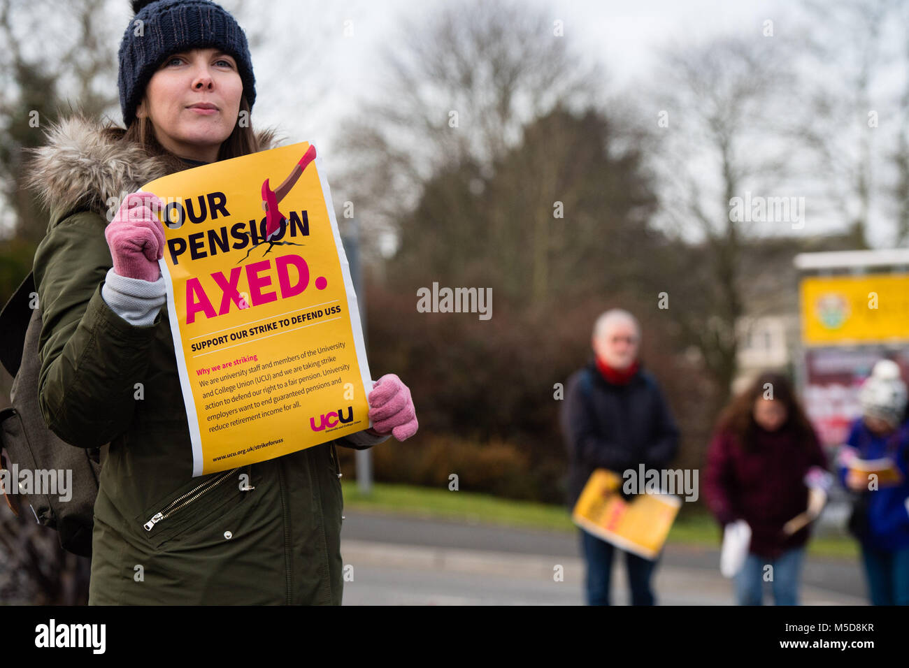 Aberystwyth Wales UK, Donnerstag, den 22. Februar 2018 UCU Streik: Mitglieder der UCU (Universität und Hochschule Union) auf einem Streikposten außerhalb des Campus Aberystwyth University am ersten Tag einer BRITISCHEN breiten Reihe von Streiks, die von der Union aus Protest gegen Kürzungen aufgerufen, ihre Mitglieder langfristig garantierte Rente Vorteile und Rechte. Es gibt einige 400 UCU Mitglieder auf die Mitarbeiter der Aberystwyth University, und viele Vorlesungen und Klassen wird als Ergebnis dieser Streik tage Gutschrift storniert oder verschoben werden: Keith Morris/Alamy leben Nachrichten Stockfoto