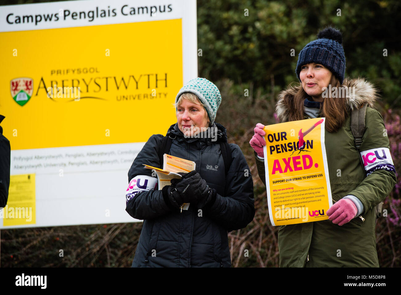 Aberystwyth Wales UK, Donnerstag, den 22. Februar 2018 UCU Streik: Mitglieder der UCU (Universität und Hochschule Union) auf einem Streikposten außerhalb des Campus Aberystwyth University am ersten Tag einer BRITISCHEN breiten Reihe von Streiks, die von der Union aus Protest gegen Kürzungen aufgerufen, ihre Mitglieder langfristig garantierte Rente Vorteile und Rechte. Es gibt einige 400 UCU Mitglieder auf die Mitarbeiter der Aberystwyth University, und viele Vorlesungen und Klassen wird als Ergebnis dieser Streik tage Gutschrift storniert oder verschoben werden: Keith Morris/Alamy leben Nachrichten Stockfoto