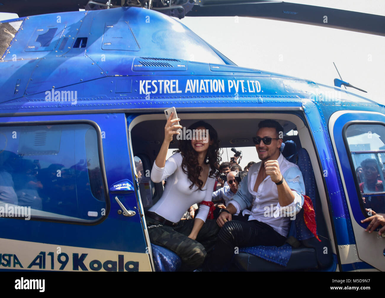 Mumbai, Indien. 21 Feb, 2018. Indische Film Schauspieler Tiger Shroff und Schauspielerin Disha Patani ein Helikopterflug ihre upcoming Film zu fördern Baaghi 2 in Mumbai. Credit: Azhar Khan/SOPA/ZUMA Draht/Alamy leben Nachrichten Stockfoto