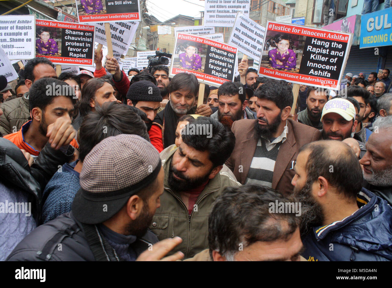 Srinagar, Kashmir. 22. FEBRUAR. Die Befürworter der gemeinsamen Widerstand leader ship (JRLÕs) von Jammu und Kashmir Liberation Front (JKLF) Chef Mohammad yasin Malik Center zusammen mit Händlern unter der Leitung halten Protest gegen abiguzar lalchowk auf 8-jährige Asifa sie geraubt wurde und in Jammu kuthwa sie auch Slogans gegen Täter und fordert die Todesstrafe für ihn schreien getötet. © sofi Suhail/Alamy leben Nachrichten Stockfoto