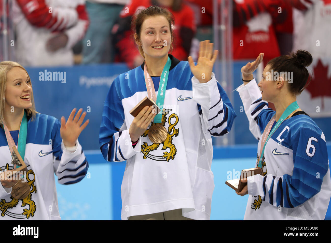 Gangneung, Südkorea. 22 Feb, 2018. (L - R) ISA RAHUNEN, ROSA LINDSTEDT, und JENNI HIIRIKOSKI der Finnland Team während der siegerehrung für Eishockey: Frauen Bronzemedaille Spiel bei Gangneung Hockey Centre während der Olympischen Spiele 2018 Pyeongchang. Credit: Scott Mc Kiernan/ZUMA Draht/Alamy leben Nachrichten Stockfoto