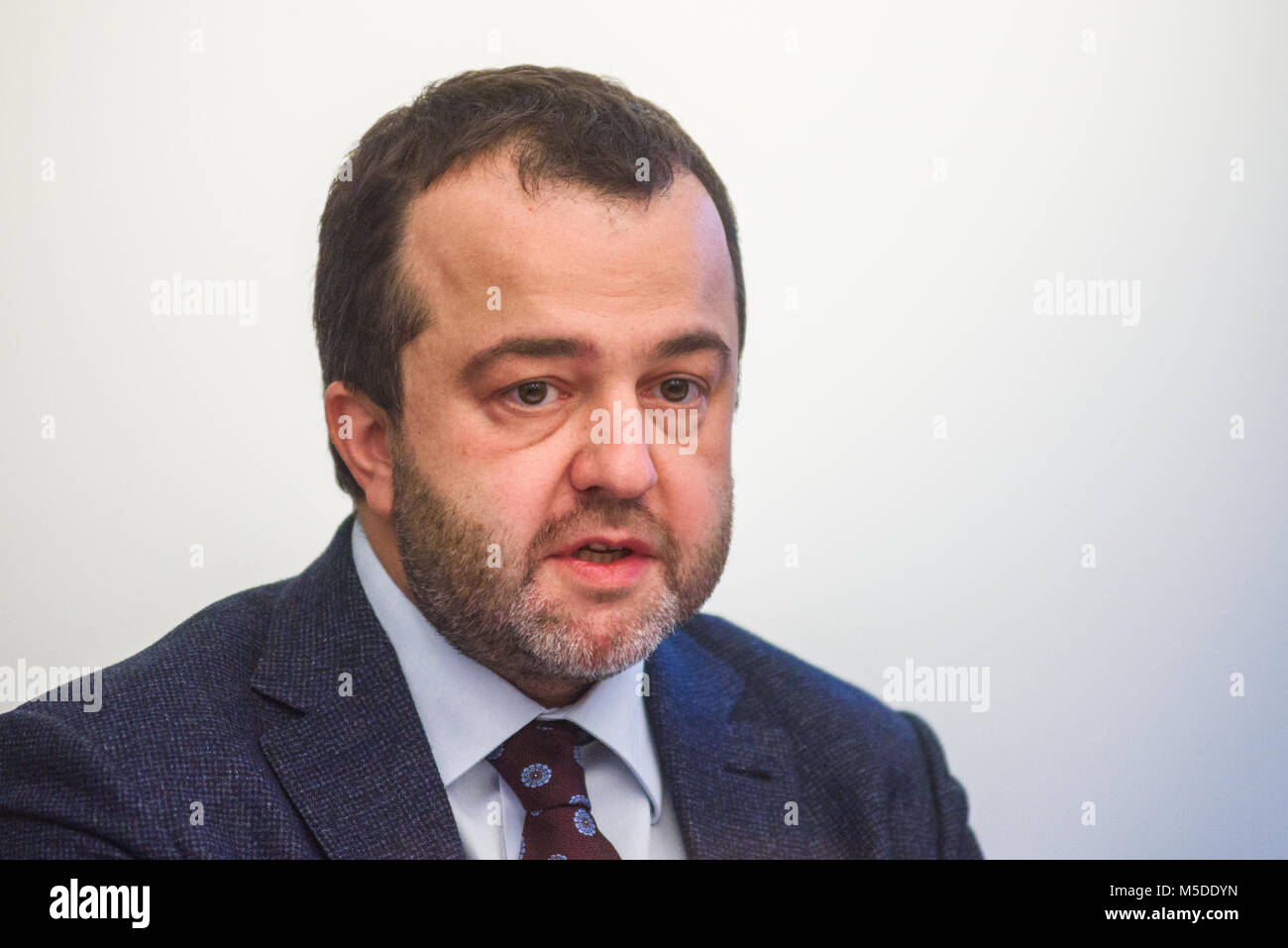 22.02.2018. RIGA, Lettland. Pressekonferenz am ABLV Bank - Vorsitzender des Vorstands, Chief Executive Officer (CEO) und Vadims Reinfelds, stellvertretender Vorsitzender des Vorstands, stellvertretender Chief Executive Officer (dCEO) von Riga. Stockfoto