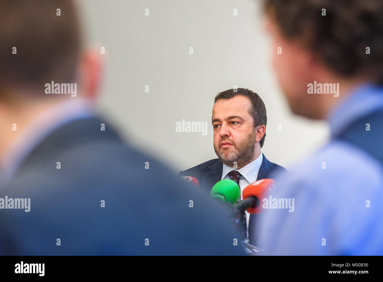 22.02.2018. RIGA, Lettland. Pressekonferenz am ABLV Bank - Vorsitzender des Vorstands, Chief Executive Officer (CEO) und Vadims Reinfelds, stellvertretender Vorsitzender des Vorstands, stellvertretender Chief Executive Officer (dCEO) von Riga. Stockfoto