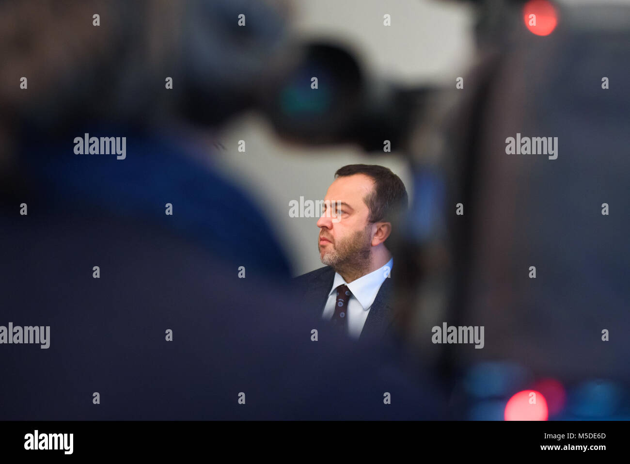 22.02.2018. RIGA, Lettland. Pressekonferenz am ABLV Bank - Vorsitzender des Vorstands, Chief Executive Officer (CEO) und Vadims Reinfelds, stellvertretender Vorsitzender des Vorstands, stellvertretender Chief Executive Officer (dCEO) von Riga. Stockfoto