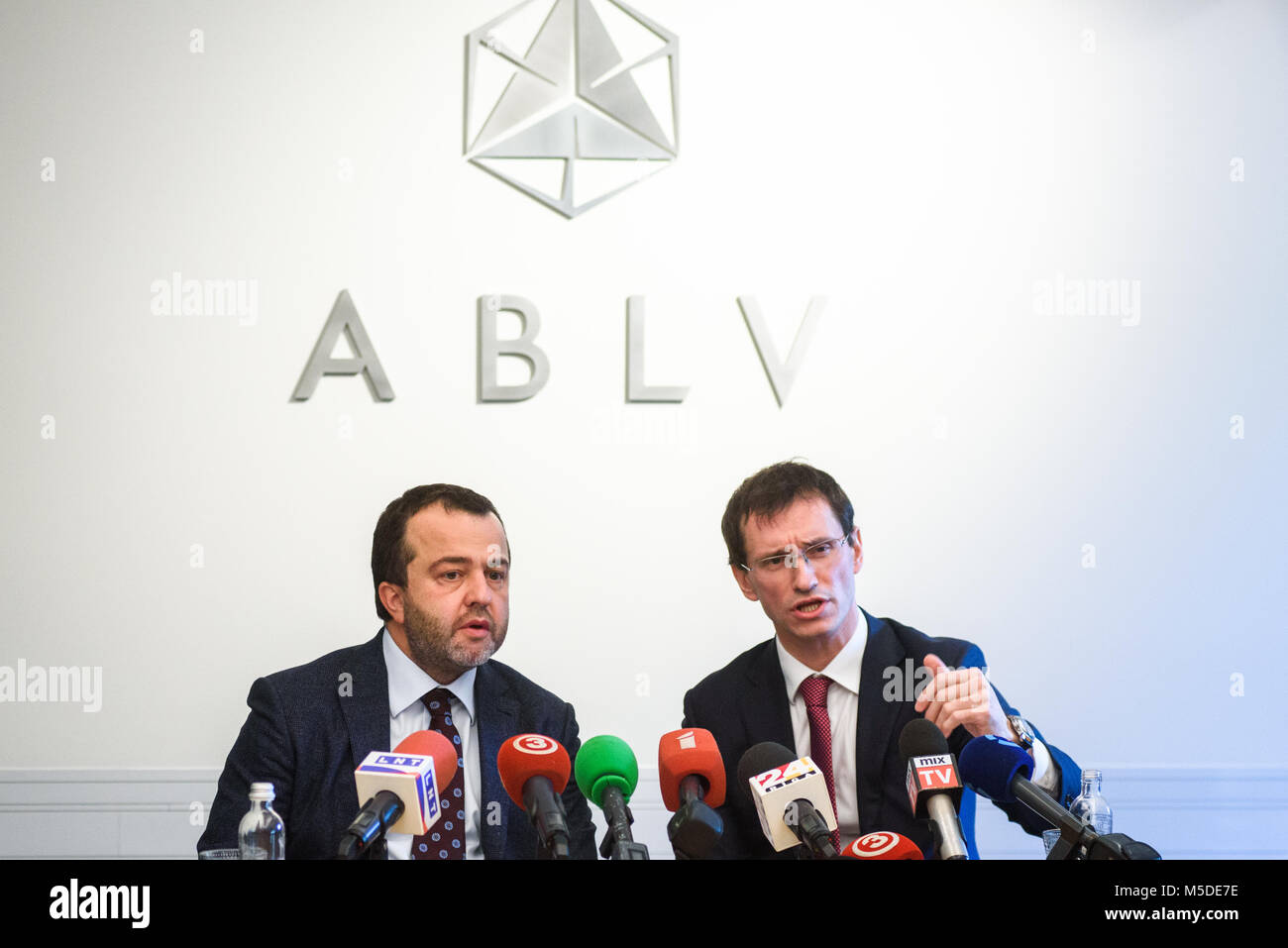 22.02.2018. RIGA, Lettland. Pressekonferenz am ABLV Bank - Vorsitzender des Vorstands, Chief Executive Officer (CEO) und Vadims Reinfelds, stellvertretender Vorsitzender des Vorstands, stellvertretender Chief Executive Officer (dCEO) von Riga. Stockfoto