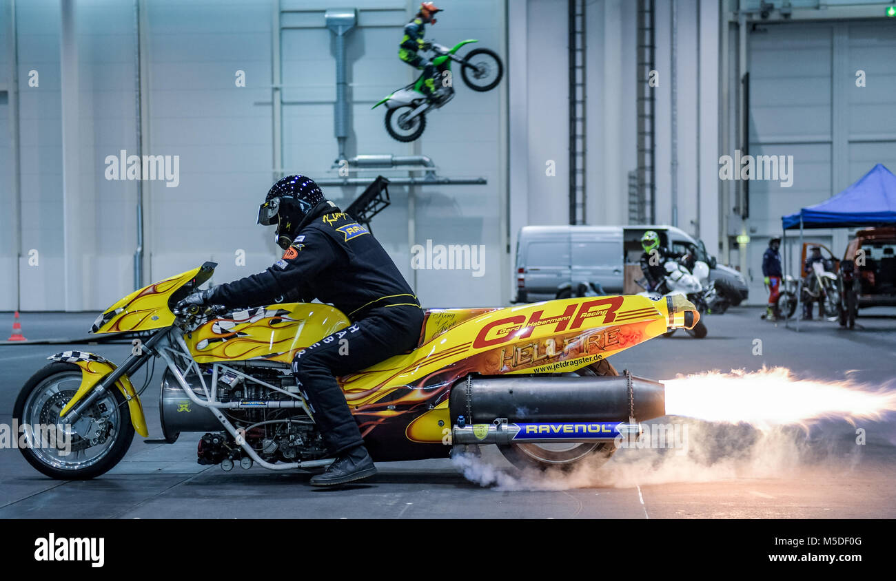 22. Februar 2018, Deutschland, Hamburg: Dragster Pilot Gerd Habermann  präsentiert seine selbstgebauten Motorrad mit 3500 PS, die mit einem Hubschrauber  Turbine bei der "Messe Hamburg Motor Tage" in der Messehalle angetrieben  wird.