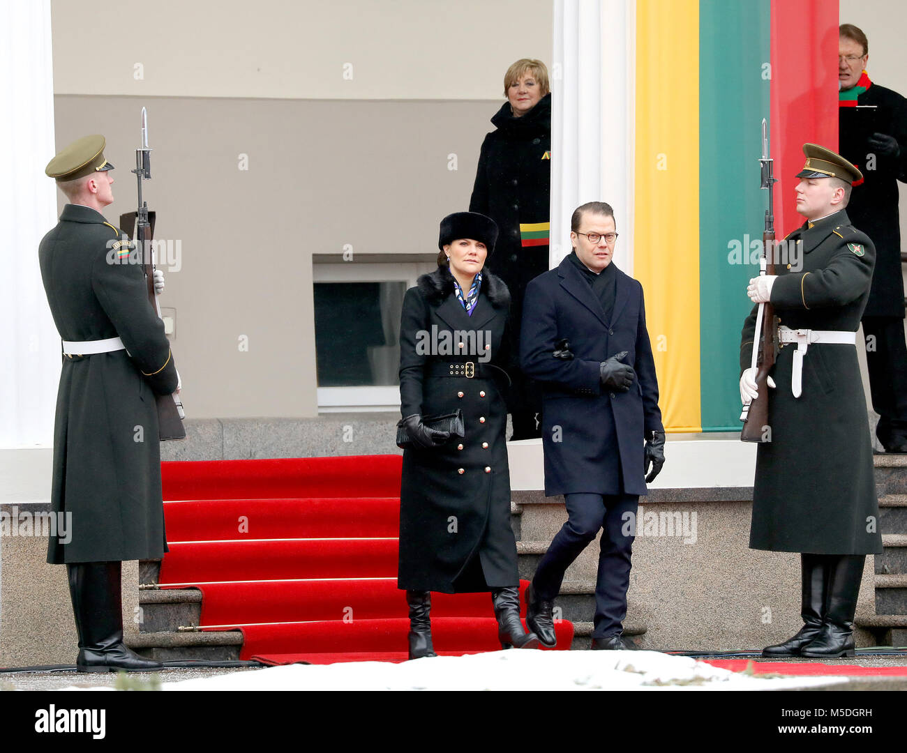 Kronprinzessin Victoria und Prinz Daniel von Schweden an der Zeremonie der Heben der Fahnen der drei baltischen Staaten in Simonas Daukantas Square in Vilnius, am 16. Februar 2018, zur Teilnahme an Litauen feiert 100 Jahre seit dem ersten Weltkrieg Unabhängigkeit Foto: Albert Nieboer/Niederlande/Point de Vue, - KEINE LEITUNG SERVICE - Foto: RoyalPress Stockfoto