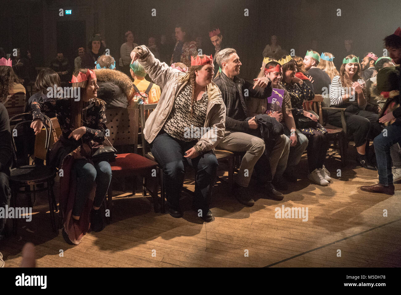 London, Großbritannien. 21 Feb, 2018. Das Publikum spielen musikalische Stühle als Teil der Partei Kompetenzen für das Ende der Welt, ein interaktives Theater Veranstaltung von Nigel Barrett und Louise Mari in Shoreditch Rathaus in London. Foto Datum: Mittwoch, 21. Februar 2018. Credit: Roger Garfield/Alamy leben Nachrichten Stockfoto