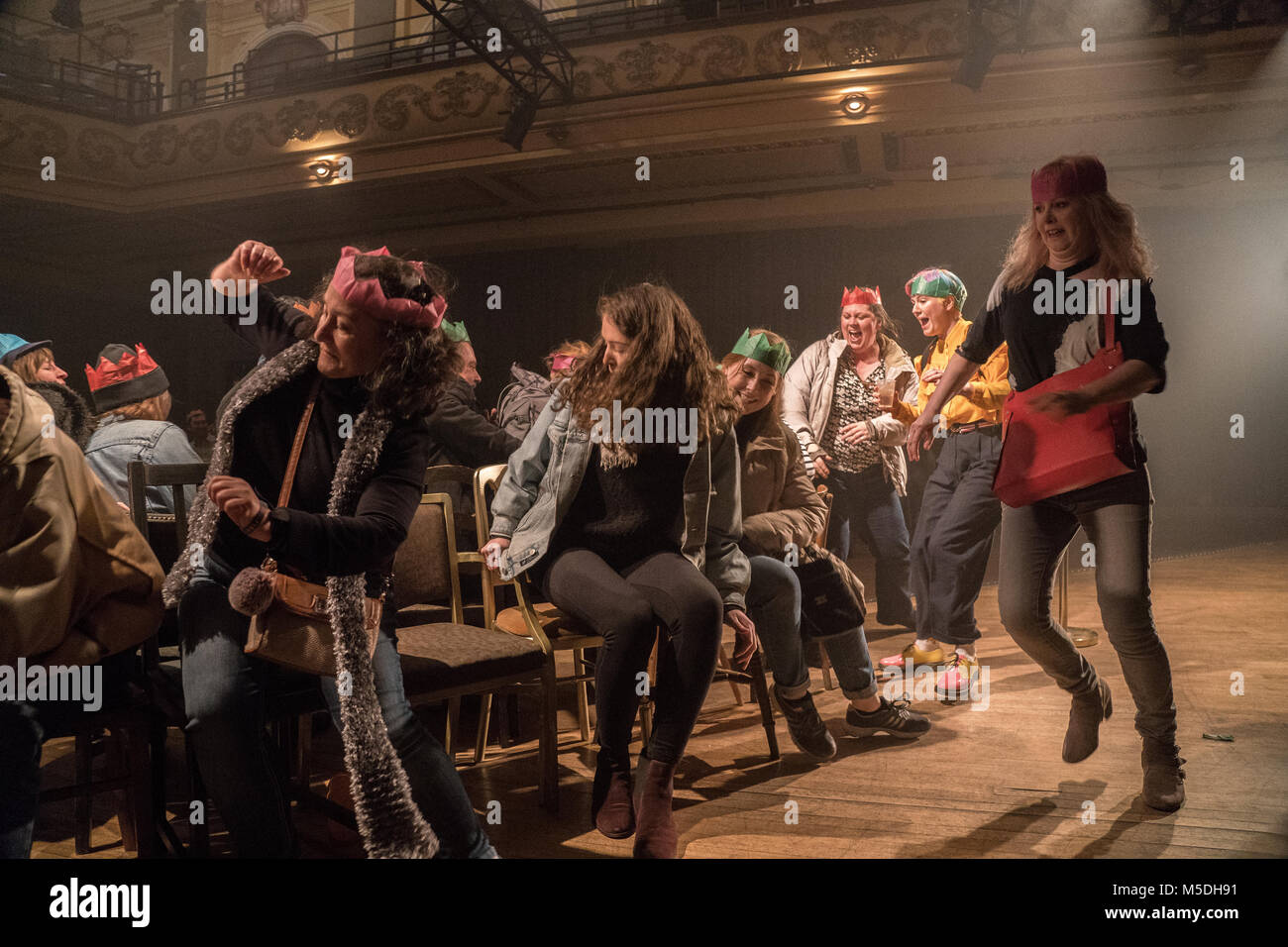 London, Großbritannien. 21 Feb, 2018. Das Publikum spielen musikalische Stühle als Teil der Partei Kompetenzen für das Ende der Welt, ein interaktives Theater Veranstaltung von Nigel Barrett und Louise Mari in Shoreditch Rathaus in London. Foto Datum: Mittwoch, 21. Februar 2018. Credit: Roger Garfield/Alamy leben Nachrichten Stockfoto