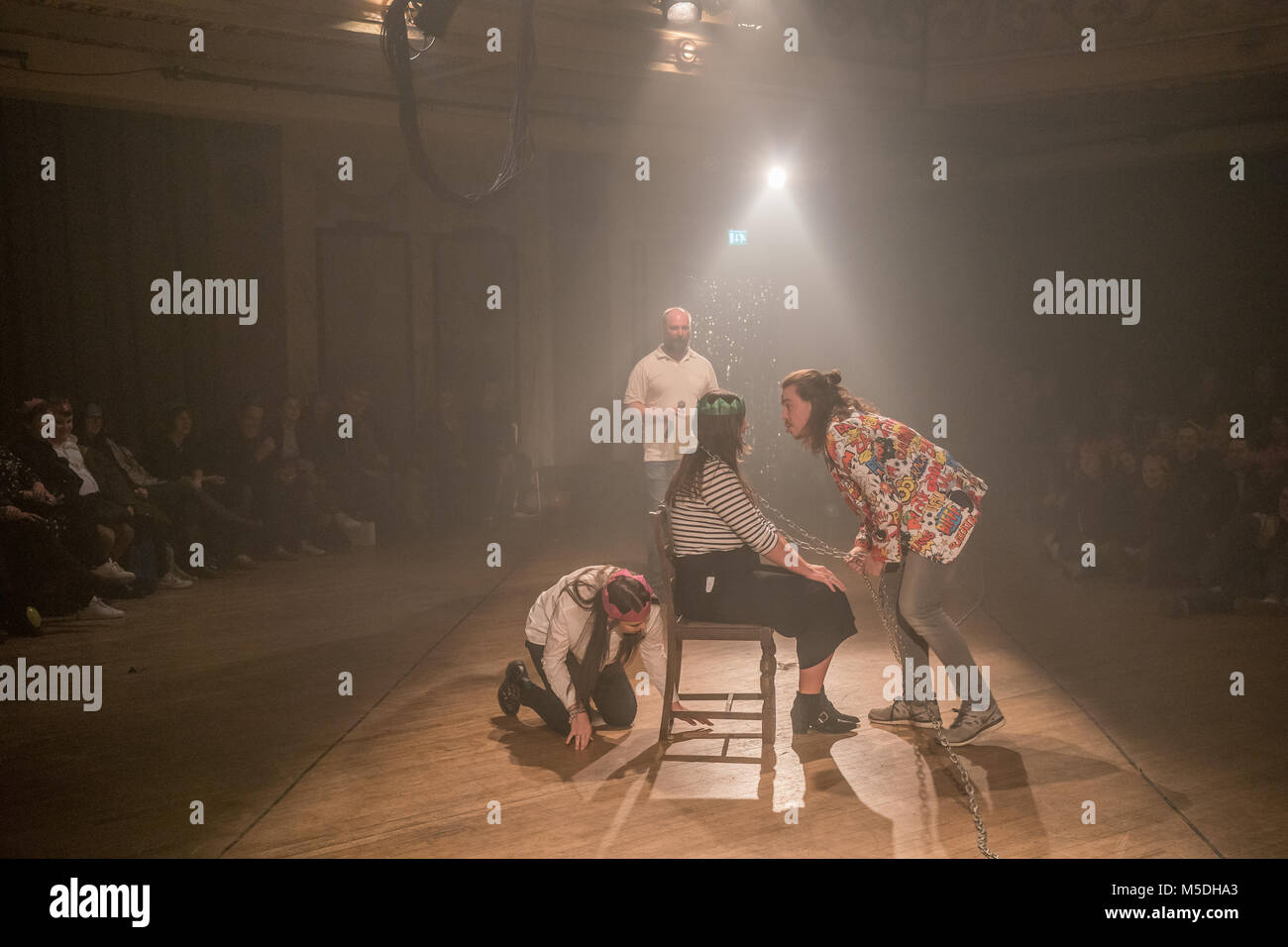 London, Großbritannien. 21 Feb, 2018. Das Publikum spielen musikalische Stühle als Teil der Partei Kompetenzen für das Ende der Welt, ein interaktives Theater Veranstaltung von Nigel Barrett und Louise Mari in Shoreditch Rathaus in London. Foto Datum: Mittwoch, 21. Februar 2018. Credit: Roger Garfield/Alamy leben Nachrichten Stockfoto