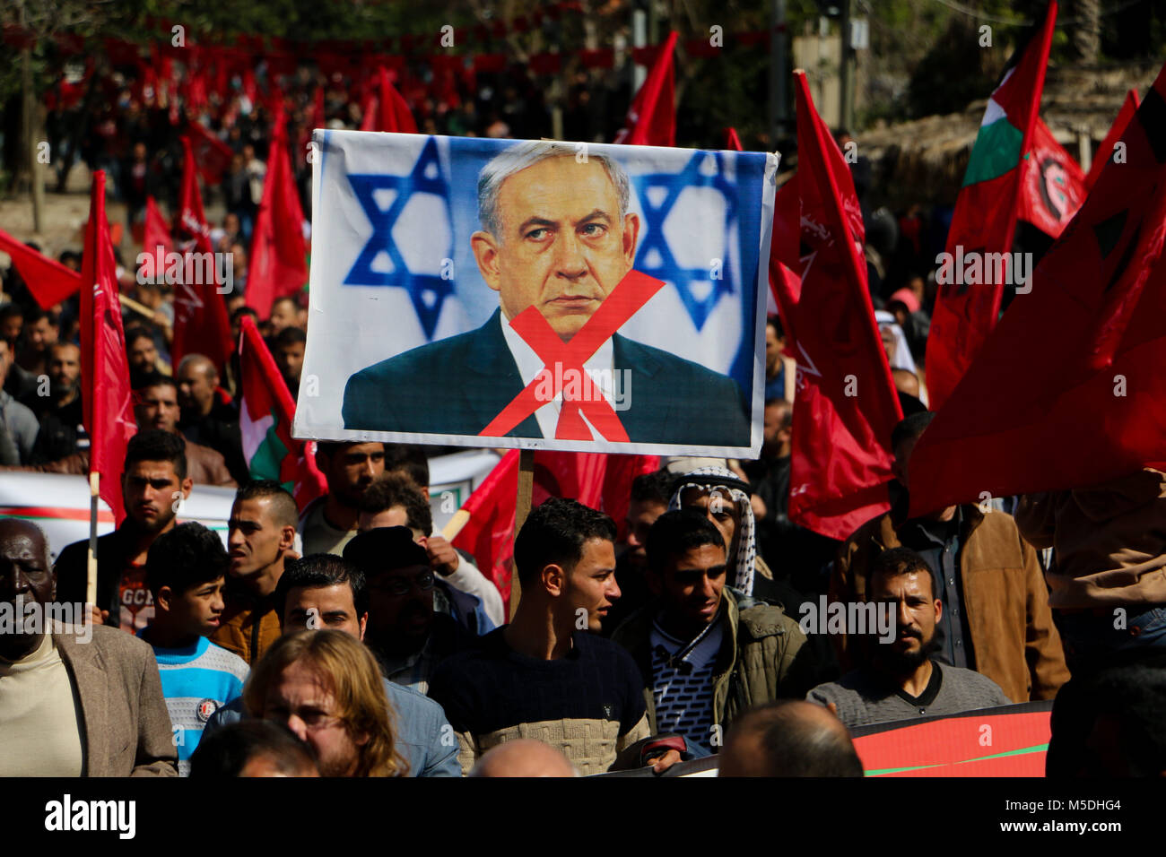 Gaza, Gaza. 22 Feb, 2018. Die Demokratische Front für die Befreiung Palästinas (DFLP) organisiert eine 'Jerusalem und Freiheit März'' in Gaza Stadt der 49. Jahrestag der Gründung der Bewegung zu feiern. Teilnehmer von der Unbekannte Soldat Platz und ging zu dem UN-Hauptsitz in Gaza Stadt, holding Banner gegen uns Präsident Trumpf und der israelische Ministerpräsident Netanjahu und fordern auch von der Unabhängigkeit des Gesundheitssektors aus politischen Manöver Credit: Ahmad Hasaballah/ImagesLive/ZUMA Draht/Alamy leben Nachrichten Stockfoto