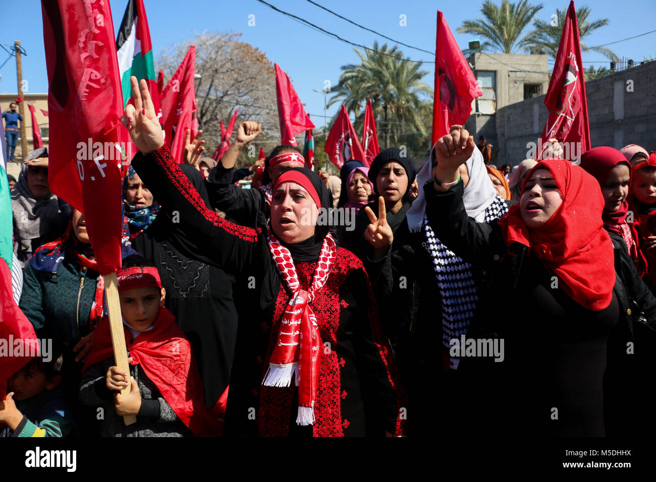 Gaza, Gaza. 22 Feb, 2018. Die Demokratische Front für die Befreiung Palästinas (DFLP) organisiert eine 'Jerusalem und Freiheit März'' in Gaza Stadt der 49. Jahrestag der Gründung der Bewegung zu feiern. Teilnehmer von der Unbekannte Soldat Platz und ging zu dem UN-Hauptsitz in Gaza Stadt, holding Banner gegen uns Präsident Trumpf und der israelische Ministerpräsident Netanjahu und fordern auch von der Unabhängigkeit des Gesundheitssektors aus politischen Manöver Credit: Ahmad Hasaballah/ImagesLive/ZUMA Draht/Alamy leben Nachrichten Stockfoto