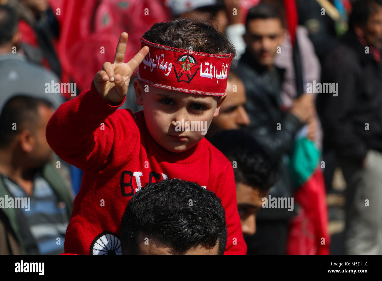 Gaza, Gaza. 22 Feb, 2018. Die Demokratische Front für die Befreiung Palästinas (DFLP) organisiert eine 'Jerusalem und Freiheit März'' in Gaza Stadt der 49. Jahrestag der Gründung der Bewegung zu feiern. Teilnehmer von der Unbekannte Soldat Platz und ging zu dem UN-Hauptsitz in Gaza Stadt, holding Banner gegen uns Präsident Trumpf und der israelische Ministerpräsident Netanjahu und fordern auch von der Unabhängigkeit des Gesundheitssektors aus politischen Manöver Credit: Ahmad Hasaballah/ImagesLive/ZUMA Draht/Alamy leben Nachrichten Stockfoto