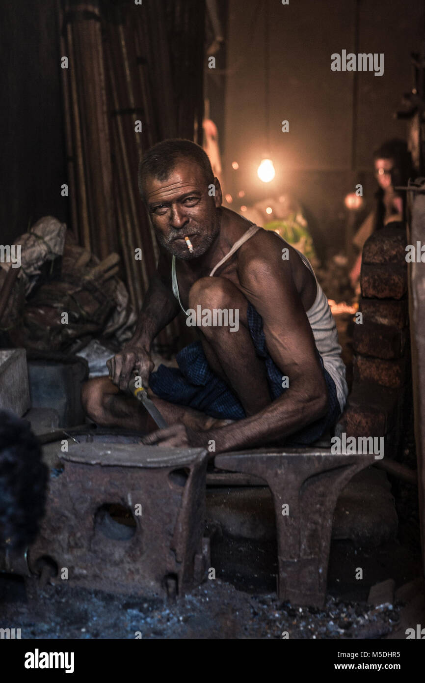 November 28, 2017 - Cox's Bazar, Bangladesch - Mit einer Zigarette aus seinem Mund, ein Schmied, posiert für ein Foto im Herzen von Cox's Bazar. Die Arbeitslosigkeit in den ländlichen Gebieten von Bangladesh sind doppelt so hoch wie in städtischen Gebieten mit Menschen gedacht, als Belastung für die ganze Familie werden, wenn sie nicht arbeiten. Hier habe ich auf der positiven Seite einer schrecklichen Lage, in der die Arten der Beschäftigung in und um Bazar Region des Cox von Bangladesch, wo die Fischerei, Landwirtschaft und Straßenbau scheinen die populärste der Laufbahnen zu sein, konzentriert. (Bild: © Marcus Schürze/SOPA über ZUM Stockfoto