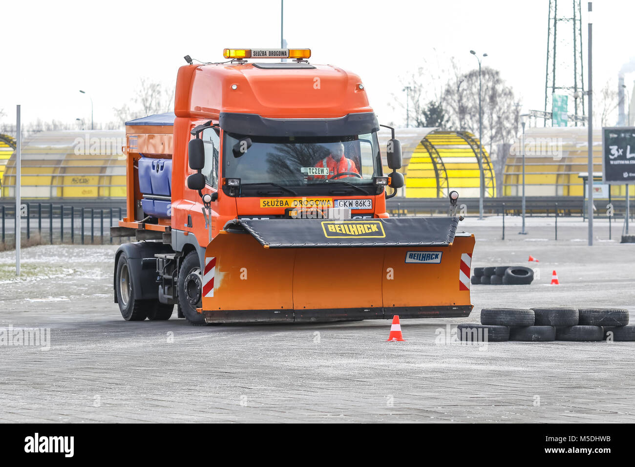 Danzig, Polen. 22 Feb, 2018. Über 20 Fahrer an internationalen Schneepflug Konkurrenz während des 15. Internationalen Winter Straße Congress (IWRC) in Danzig. Der Wettbewerb der vielleicht am schnellsten und ohne Fehler 1 km Schleife entlang, die mit dem Übertragen von unterschiedlichen Hindernissen. Die Fahrt bietet schnellen Annäherung an die verschiebbare Platte, Verschieben des Objekts an der vorgesehenen Stelle und ein Slalom zwischen den Kegeln. Rennen Teilnehmer fahren einen orange lackierten Schneepflug von DAF aus gesehen Bild: Vadim Pacajev/Alamy leben Nachrichten Stockfoto