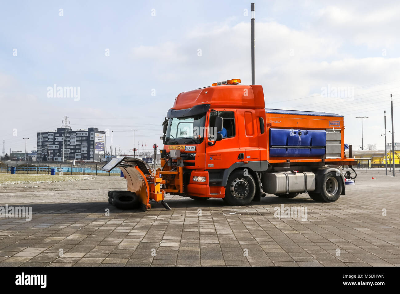 Danzig, Polen. 22 Feb, 2018. Über 20 Fahrer an internationalen Schneepflug Konkurrenz während des 15. Internationalen Winter Straße Congress (IWRC) in Danzig. Der Wettbewerb der vielleicht am schnellsten und ohne Fehler 1 km Schleife entlang, die mit dem Übertragen von unterschiedlichen Hindernissen. Die Fahrt bietet schnellen Annäherung an die verschiebbare Platte, Verschieben des Objekts an der vorgesehenen Stelle und ein Slalom zwischen den Kegeln. Rennen Teilnehmer fahren einen orange lackierten Schneepflug von DAF aus gesehen Bild: Vadim Pacajev/Alamy leben Nachrichten Stockfoto