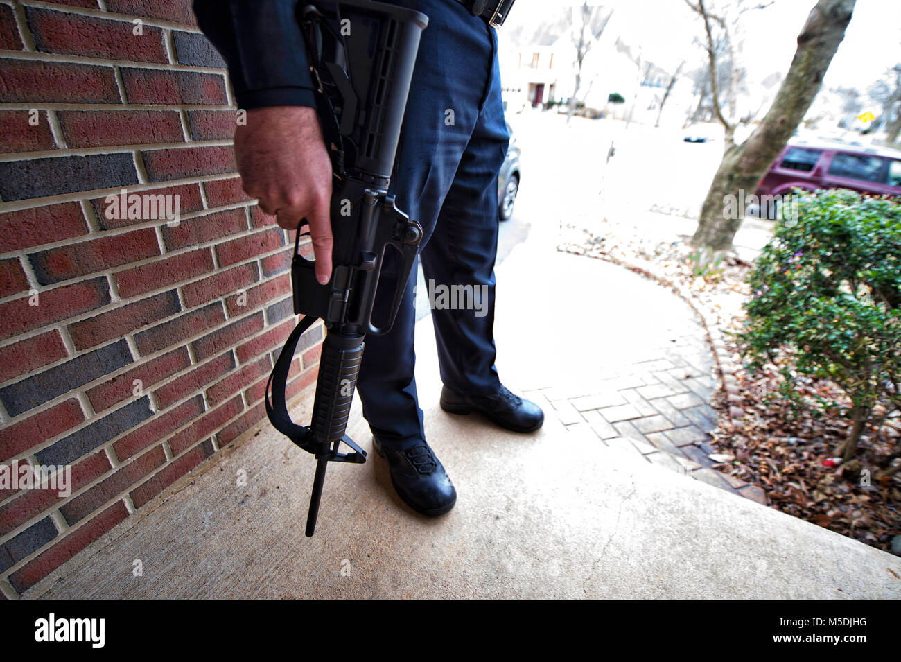 Leesburg, Virginia, USA. 22 Feb, 2018. Ein Leesburg Veteran übergab zwei AR-15-s Heute zu den Leesburg Police Department. Hier LPD Offiziere entfernten die Waffen aus dem Haus, zwei AR-15 ist mit ca. 3000 Schuss Munition, zwei Dutzend hohe Kapazität der Zeitschriften und anderer Assault Rifle Zubehör. Die Kanonen zerstört und nicht wieder in Umlauf gebracht. Credit: William Graham/Alamy leben Nachrichten Stockfoto