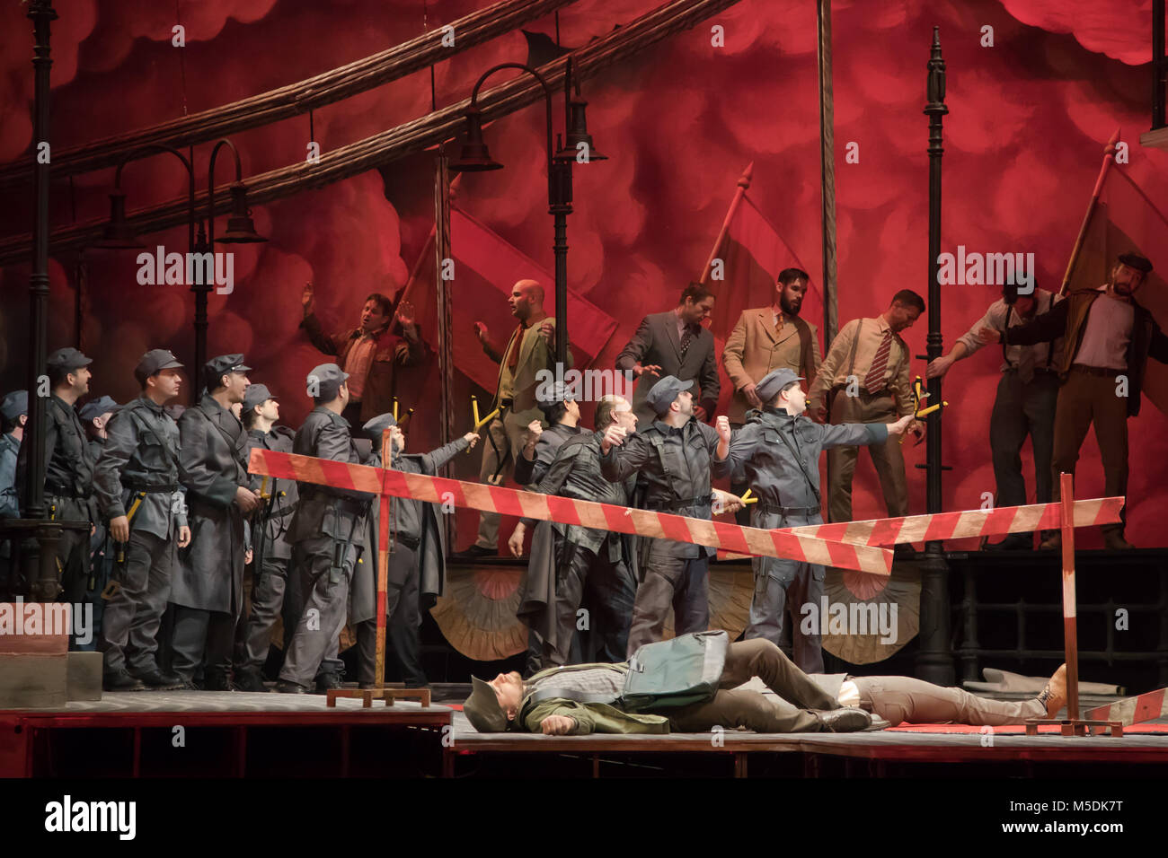 (180222) - Budapest, Februar 22, 2018 (Xinhua) - Künstler der Ungarischen Staatsoper während einer Generalprobe von Jacques Offenbachs Oper am Rhein Nixies von Ferenc Zorn in Budapest, Ungarn, Jan. 22, 2018. Die Oper schildert ein Land durch interne Kriegsführung durch eine ungewöhnliche Liebesgeschichte, die Poesie und Politik, Träume und Realität verbindet erschüttert, und das Übernatürliche und das realistische. Die Oper uraufgeführt in Ungarn am 13.02.24. (Xinhua / Attila Volgyi) Stockfoto