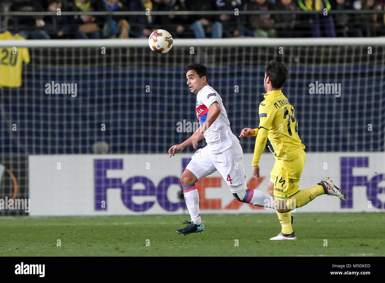 Villarreal, Spanien. 22 Feb, 2018. Rafael Da Silva von Olympique Lyonnais (L) in Aktion gegen Manu Trigueros von Villarreal CF während der UEFA Europa League Runde 32 2. bein Fußballspiel zwischen Villarreal CF vs Olympique Lyonnais in La Ceramica Stadion am 10. Februar 2018. Credit: Gtres Información más Comuniación auf Linie, S.L./Alamy leben Nachrichten Stockfoto