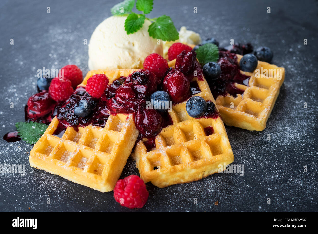 Waffeln mit Eis und heißen Früchten Sauce Stockfotografie