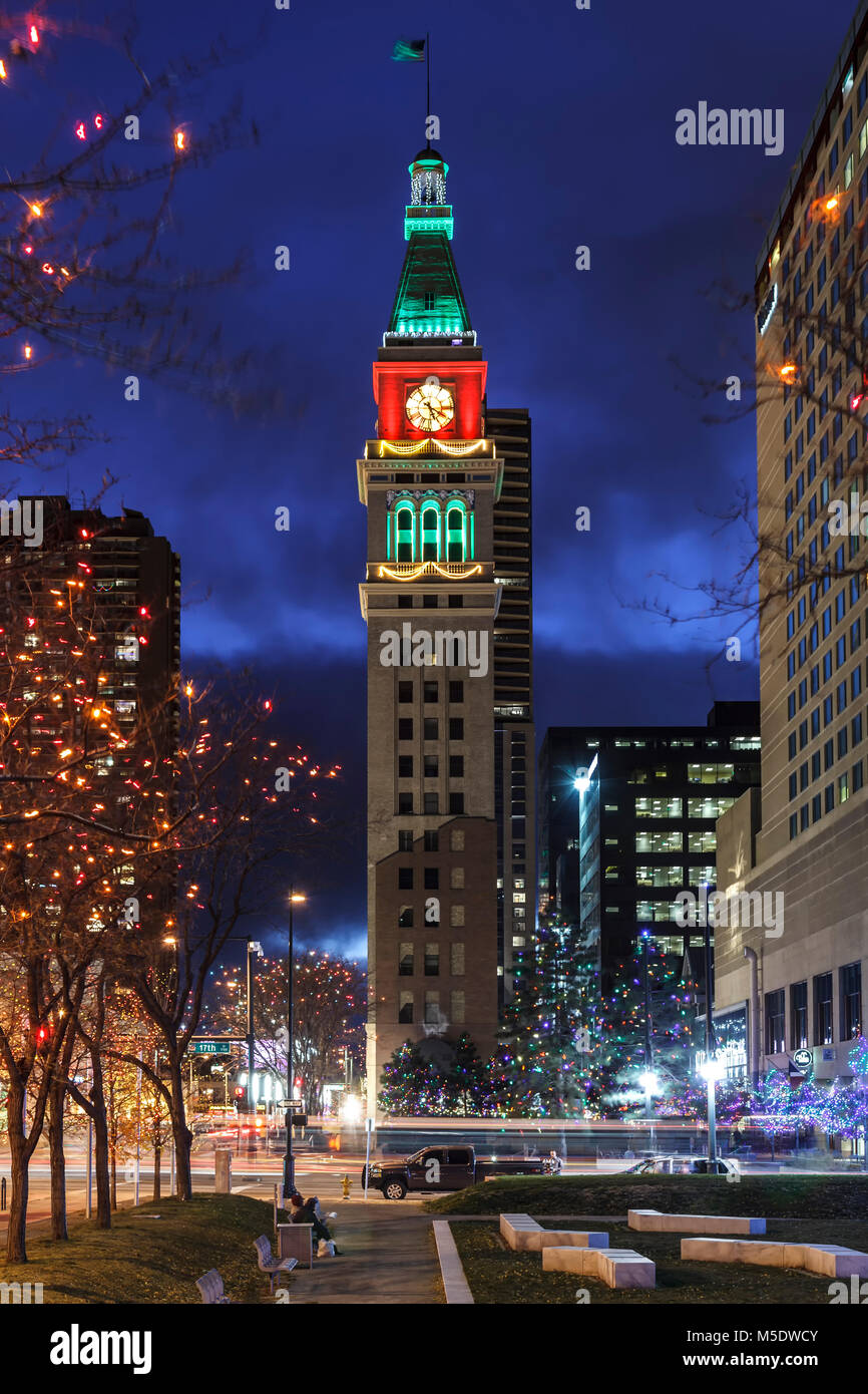 Mai D&W Tower und Weihnachtsbeleuchtung vom Skyline Park, Denver, Colorado, USA Stockfoto