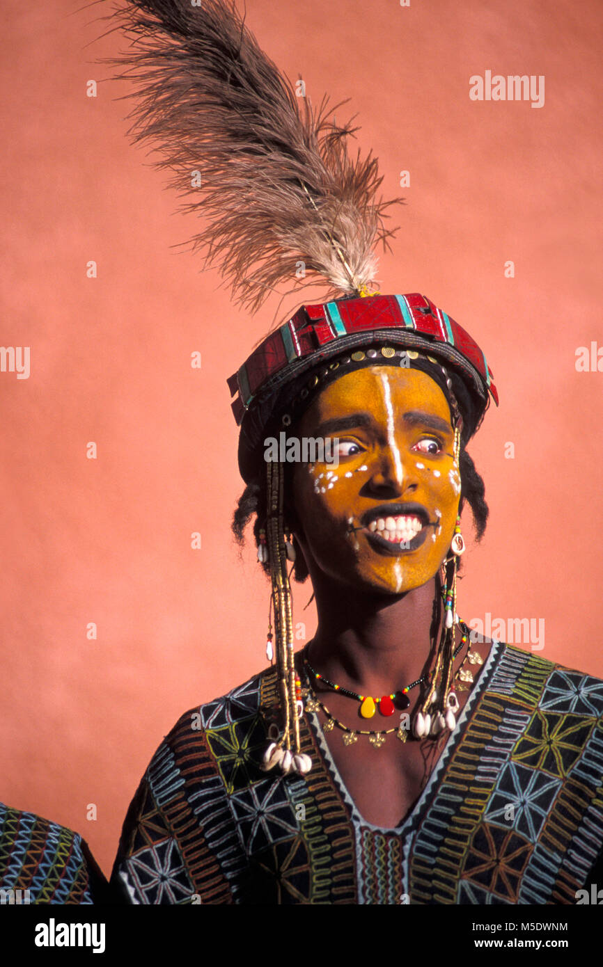 Niger. Agadez. Sahara. Sahel. Menschen der Wodaabe Stamm. Auch Bororo genannt. Viehzüchter. Nomaden. Mann verkleidet für Geerewol Festival. Porträt Stockfoto
