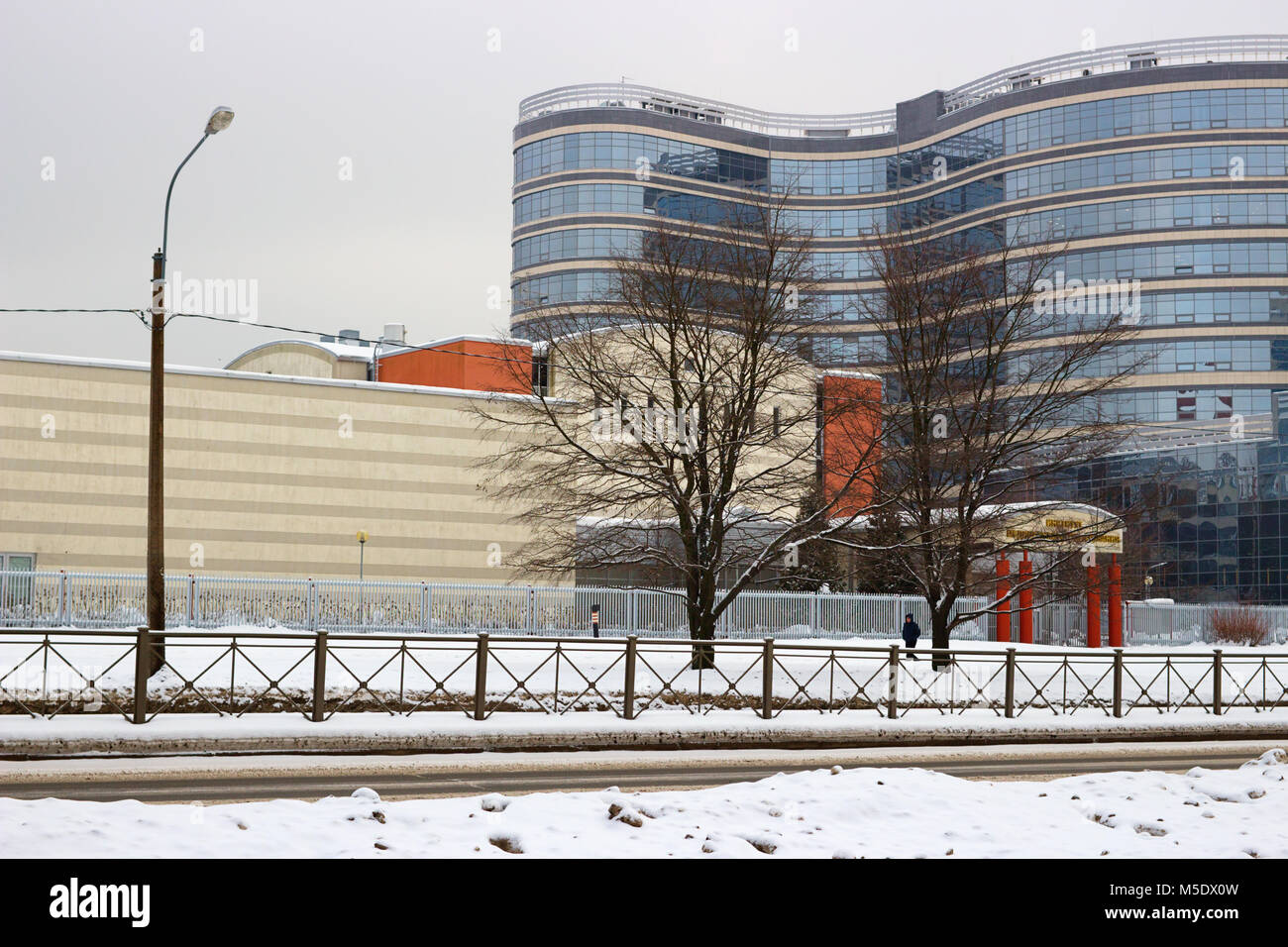 Almazov Medical Center und das ehemalige Gebäude der Kongreß der Zeugen Jehovas, wurde das Gebäude für das Institut für Medizinische Educa übertragen Stockfoto