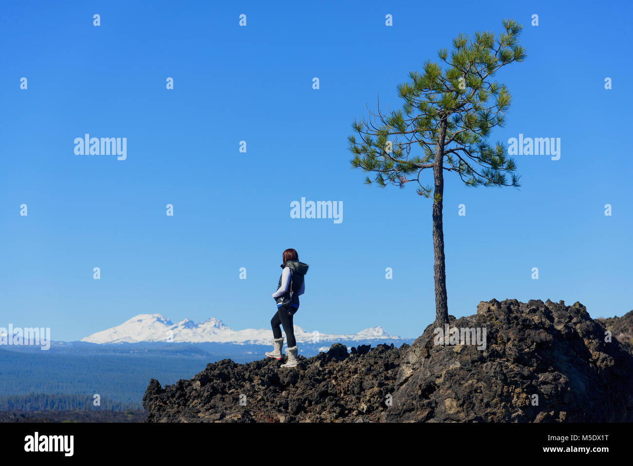 Nordamerika, USA, Oregon, Oregon, Lava Butte, Frau suchen über Lavastrom zu den Drei Schwestern Stockfoto