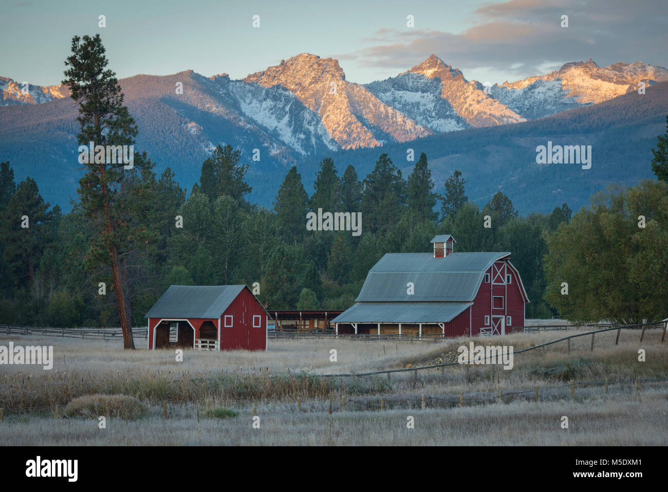 Nordamerika, Rocky Mountains, Montana, Bitteroot Tal, Bauernhof bei Sonnenaufgang Stockfoto