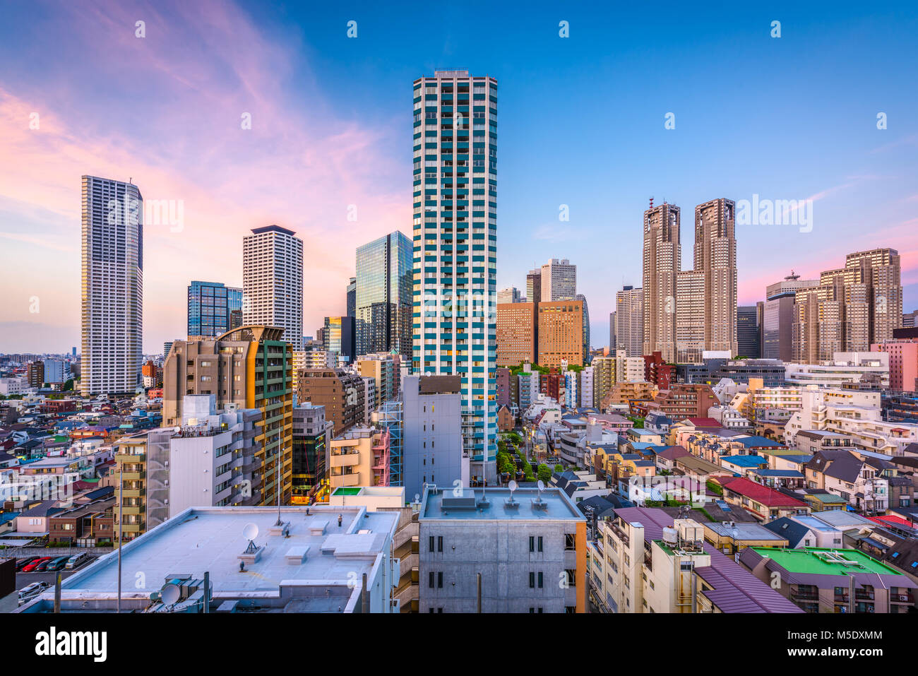 West Shinjuku, Tokyo, Japan Financial District Stadtbild über Wohneinheiten. Stockfoto