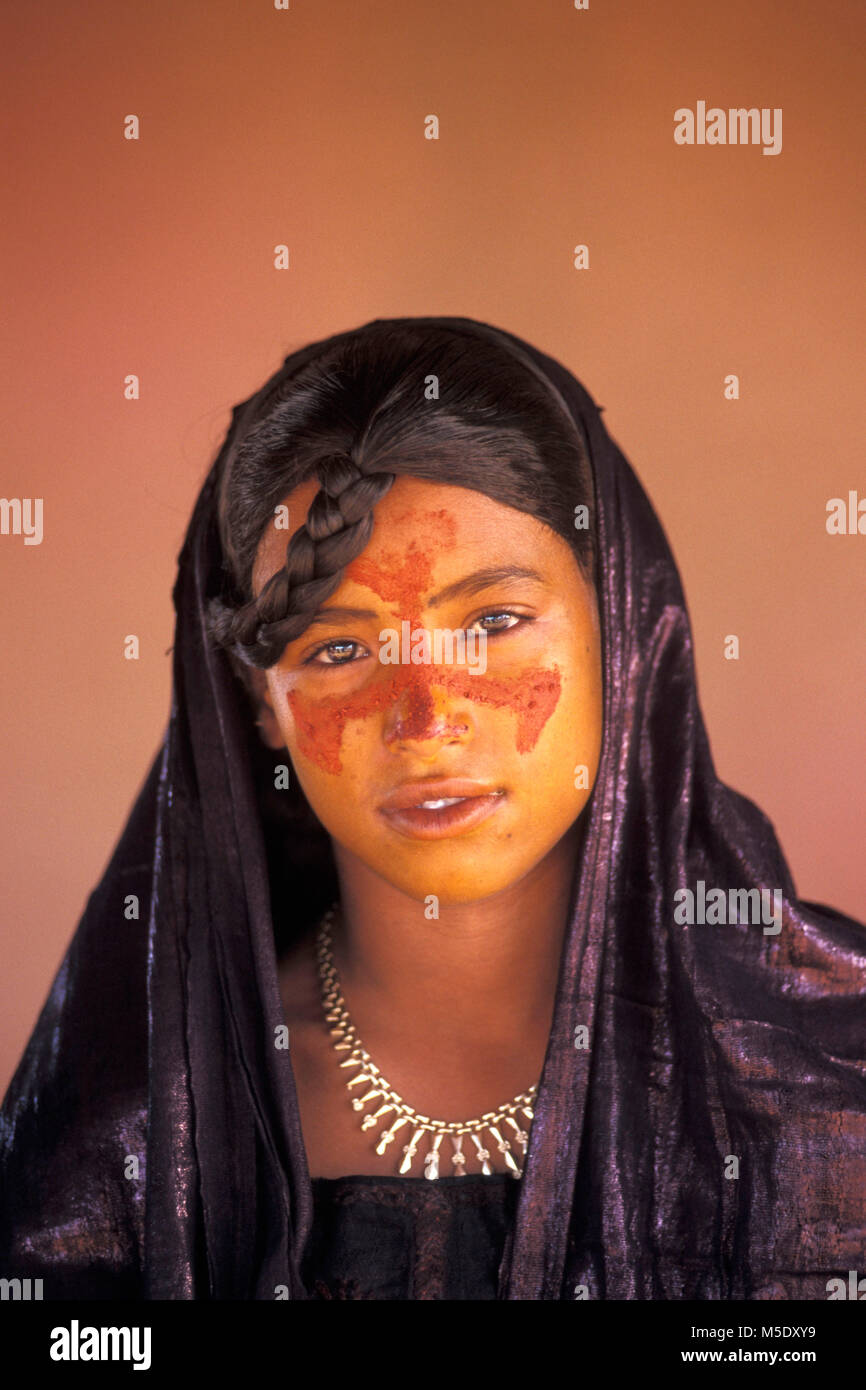 Niger, Talak in der Nähe von Agadez. Sahara. Die Berge. Sahel. Volk der Tuareg Stamm. Frau. Porträt. Für die Ehe gekleidet. Stockfoto