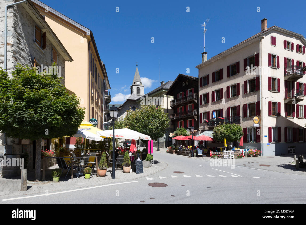Lokales Zentrum, Haus, Häuser, kleine Städte, Radfahrer, Fahrrad, Straße Stockfoto