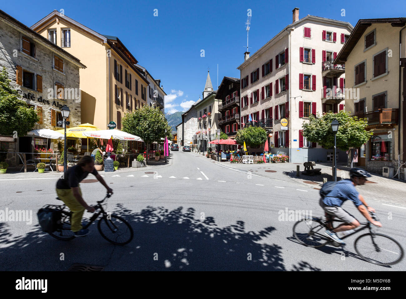 Lokales Zentrum, Haus, Häuser, kleine Städte, Radfahrer, Fahrrad, Straße Stockfoto