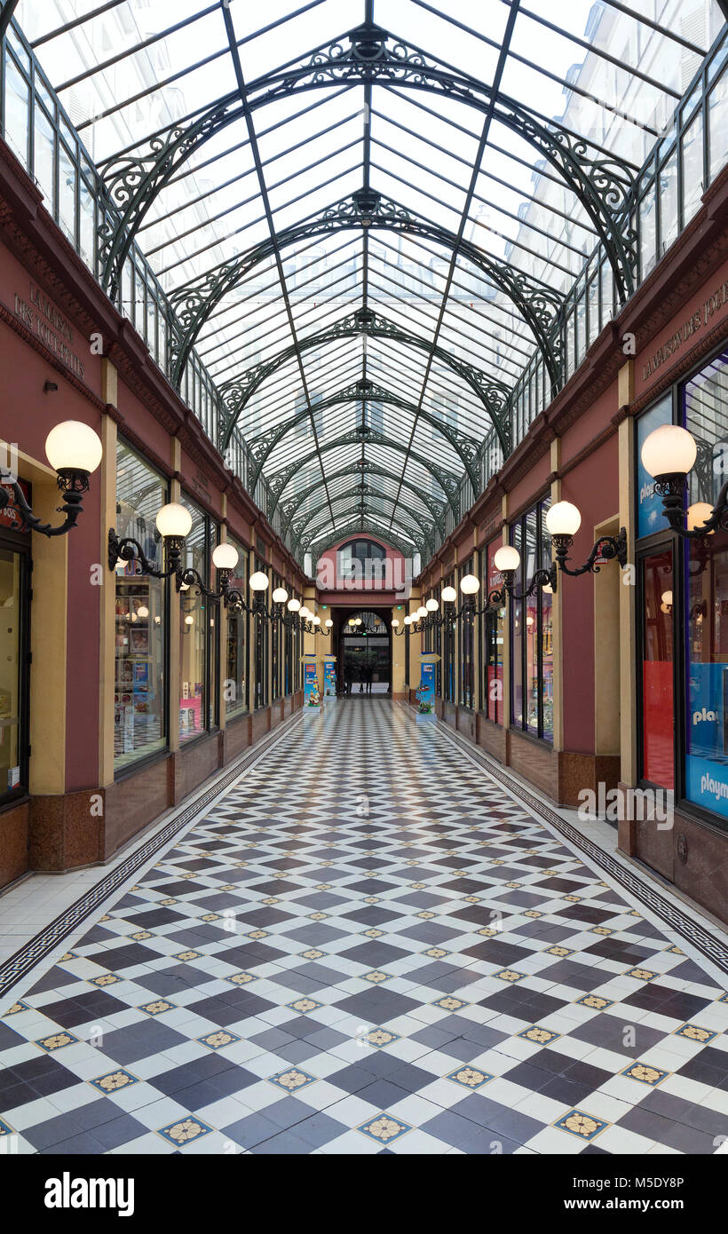 PARIS, Frankreich, 14. Juni 2017: das Innere der Passage des Princes 1860 zwischen Boulevard des Italiens und der Rue de Richelieu gebaut. Es beherbergt zahlreiche s Stockfoto