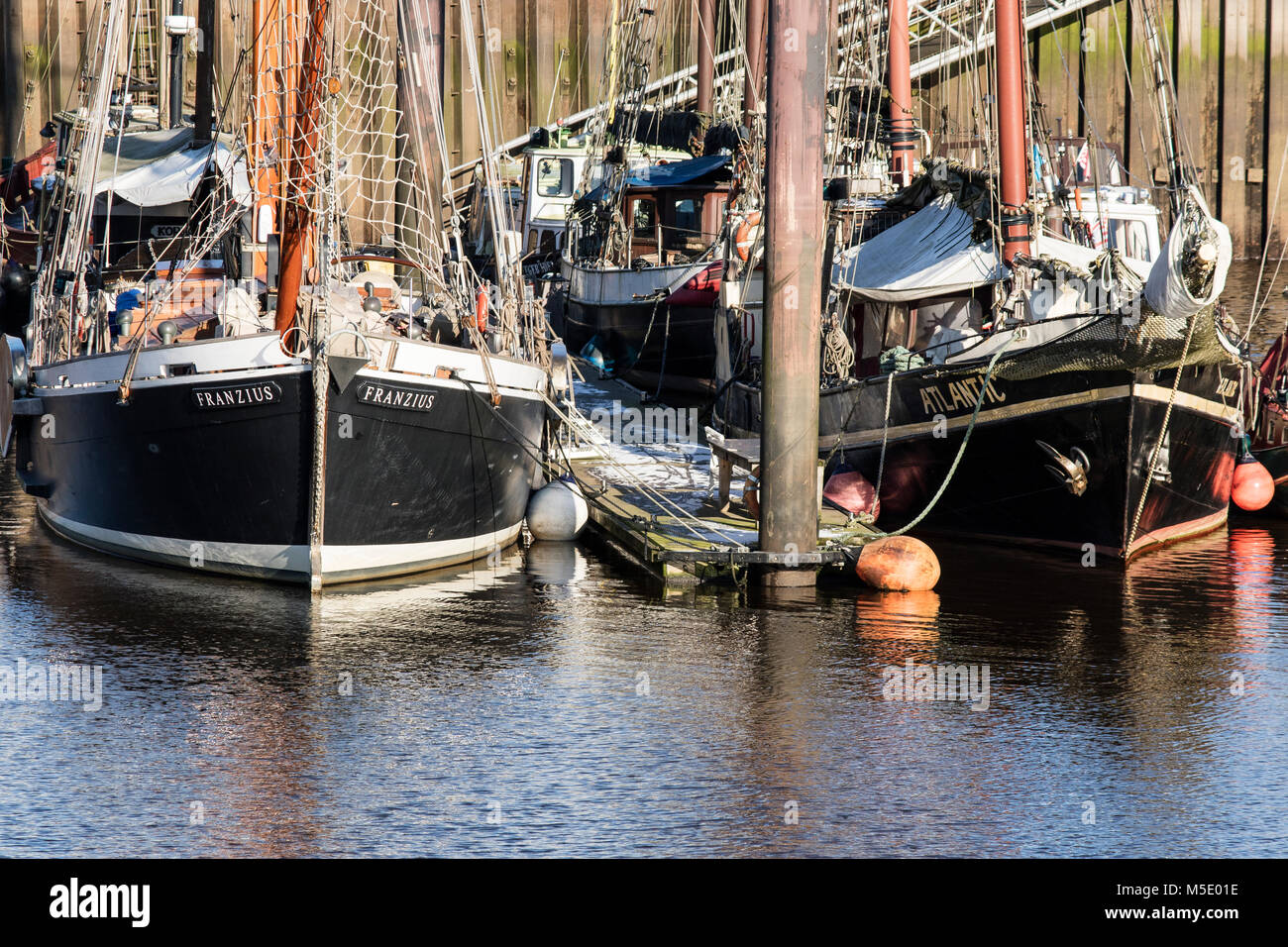 Yachthafen in Bremen-Vegesack mit zum Teil historischen Segelbooten Stockfoto