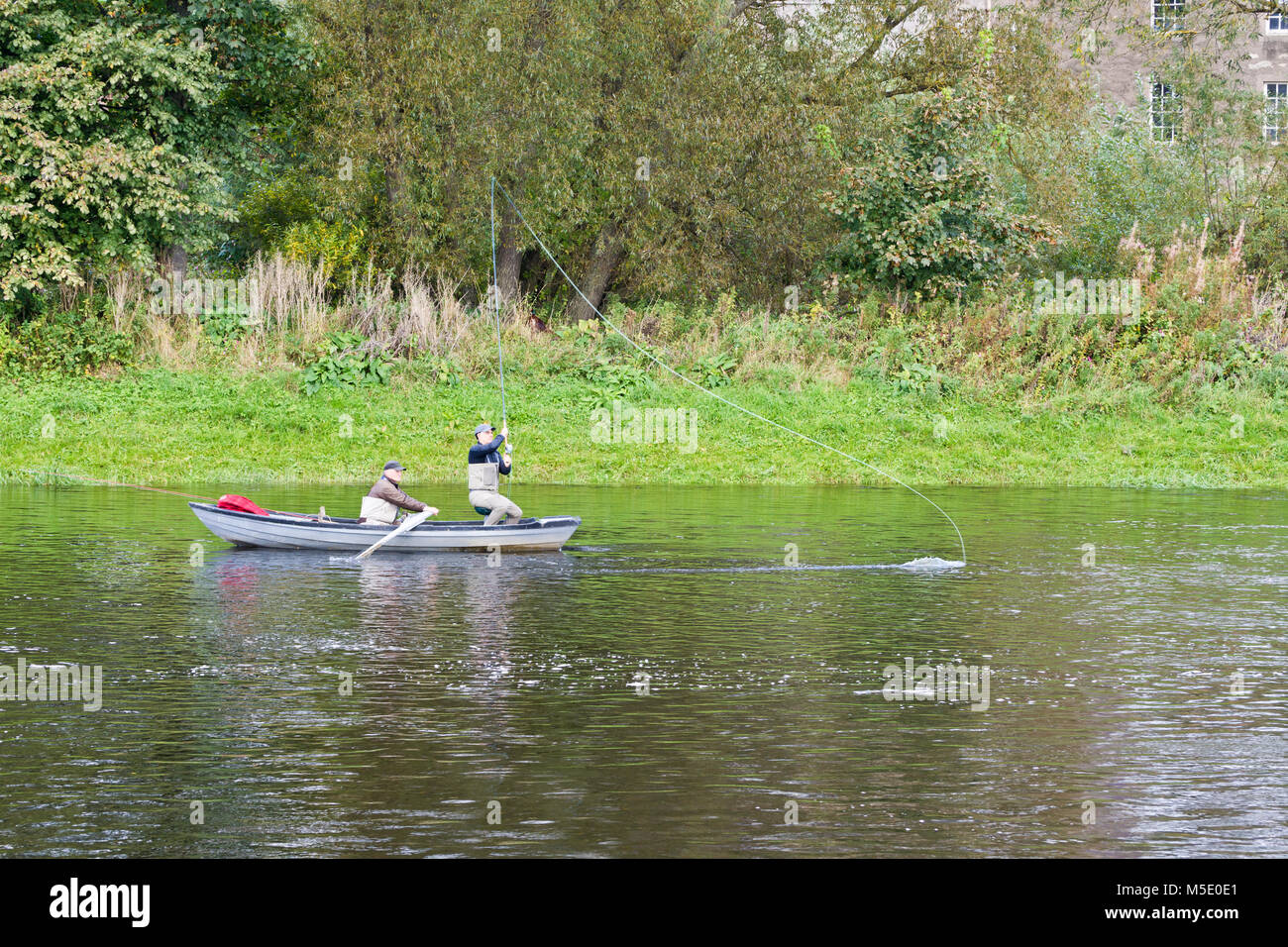 Die Fischerei auf Lachs, der Kreuzung Pool, wo der Fluss Teviot den Fluss Tweed erfüllt und Kelso in den schottischen Borders. Stockfoto