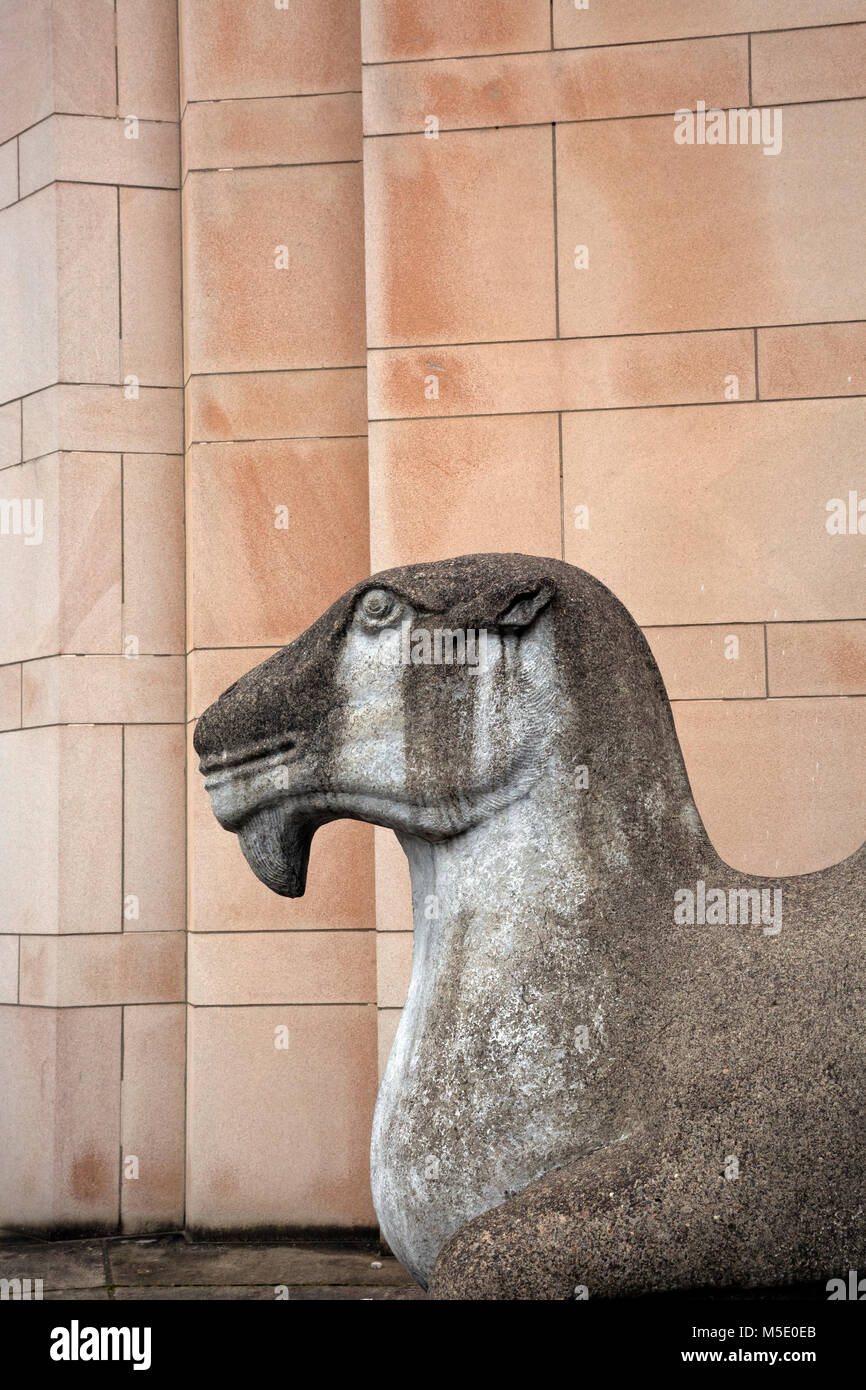 WA13602-00...WASHINGTON - Nachbildung eines chinesischen Kamels aus der Ming-Ära, das die Türen des Asian Art Museum im Volunteer Park von Seattle bewacht. 2017 Stockfoto