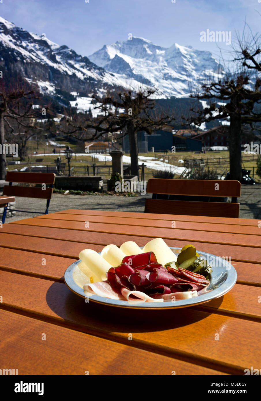 Essen, Teller, Jungfrau, Schweiz, Käse, saure Gurken, Schnee in den Bergen,  Wengen Stockfotografie - Alamy