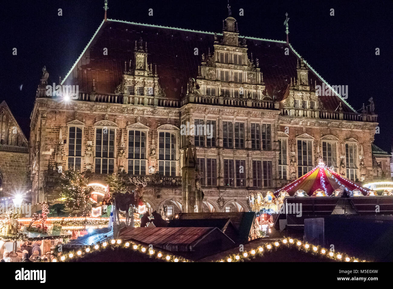 Rathaus von Bremen mit dem Weihnachtsmarkt auf dem Bremer Marktplatz. Stockfoto