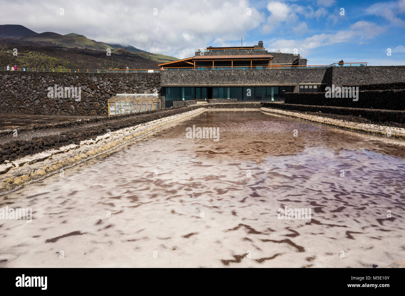 Salinas de Fuencaliente, La Palma. Kanarische Inseln Spanien. Die fuencaliente Salz Verdunstungsteichen verwendet havest Meersalz liegen an der Küste. Oberhalb der berühmten touristischen attaction Leuchttürme und Besucherzentrum auf den Klippen der Küste befinden. Diese Seite markiert den südlichsten Ende von La Palma. Stockfoto