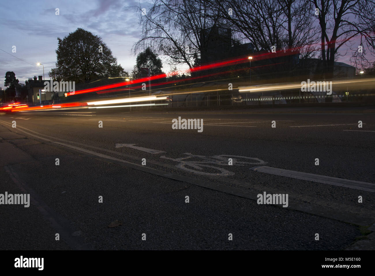 Auto Licht Wanderwege in abendlichen Hauptverkehrszeit Stockfoto