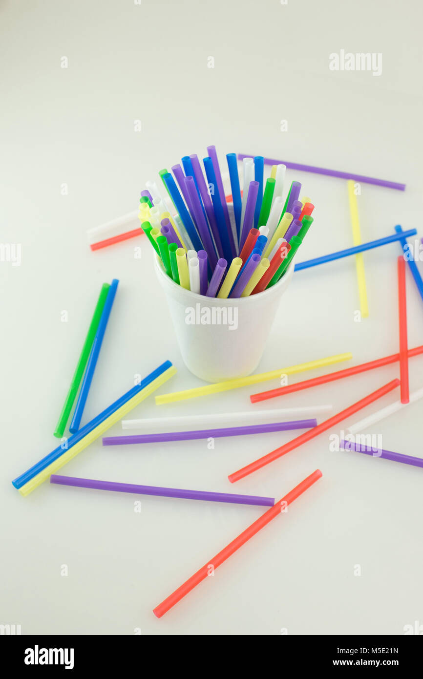 Trinkhalme, Schale, zerstreut, Glanz, Betreff, Kreative, gelb, grün, weiß, rot, Design, Hintergrund, bunt, Kunst, Farbe Stockfoto